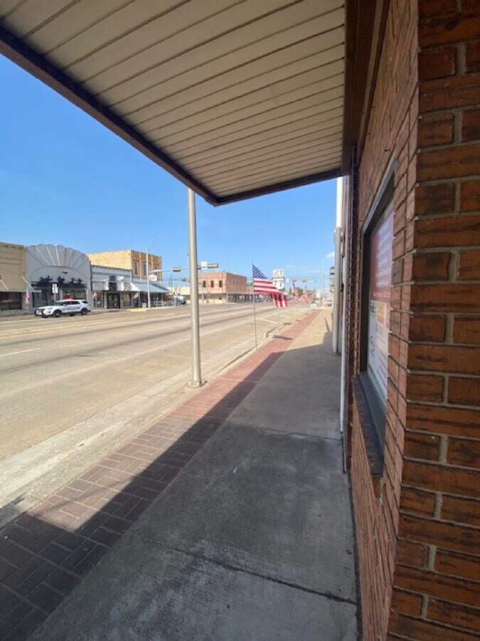 154 W Austin St, Giddings, TX 78942