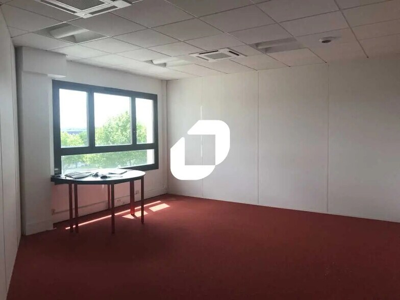 Flex in Chanteloup-les-Vignes for lease - Interior Photo - Image 2 of 6