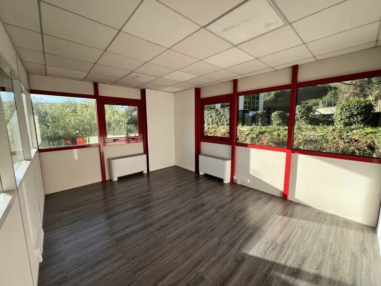 Office in Vallauris for lease - Interior Photo - Image 2 of 7