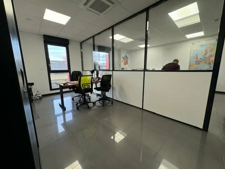 Office in Villefranche-sur-Saône for lease - Interior Photo - Image 2 of 3