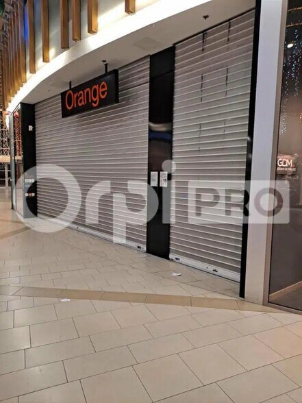 Retail in Reims for lease - Interior Photo - Image 2 of 2