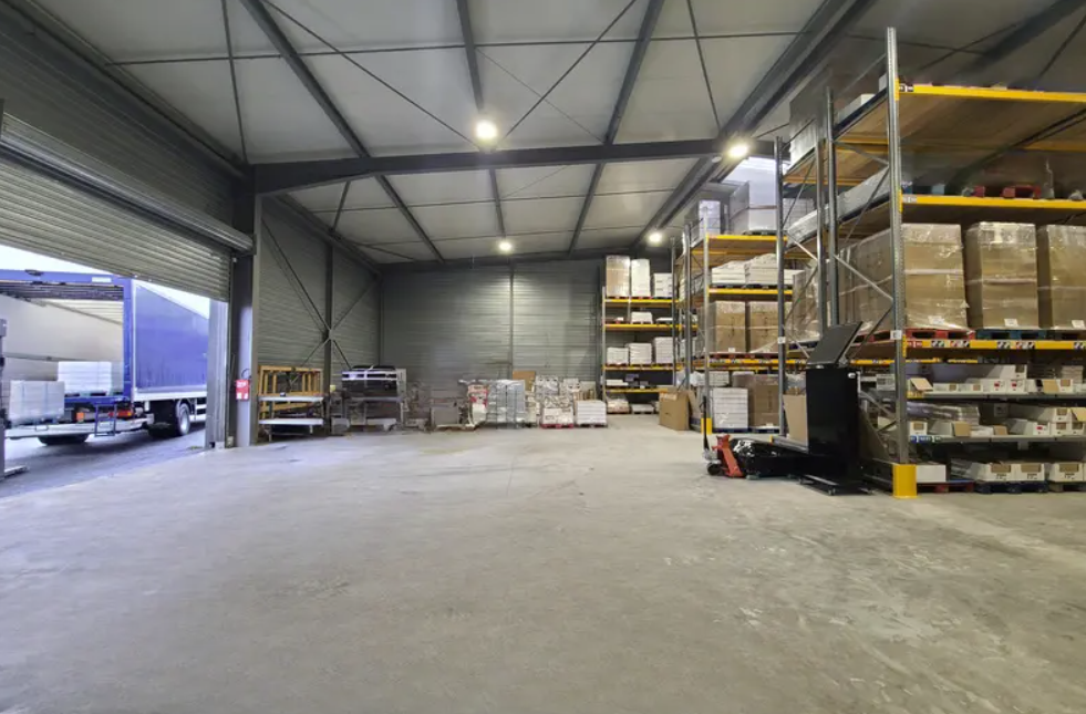Flex in Vendres for lease Interior Photo- Image 1 of 3