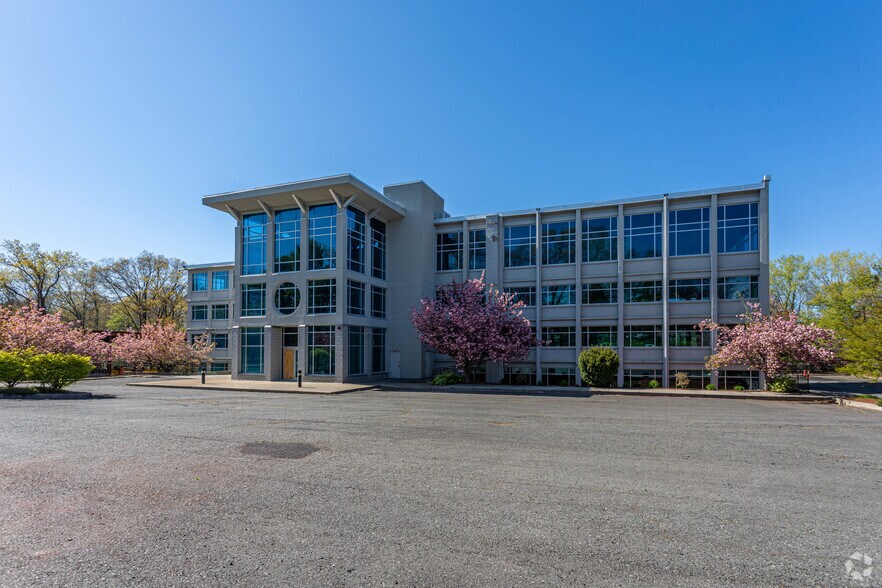 Office in Waltham, MA for sale - Primary Photo - Image 1 of 1