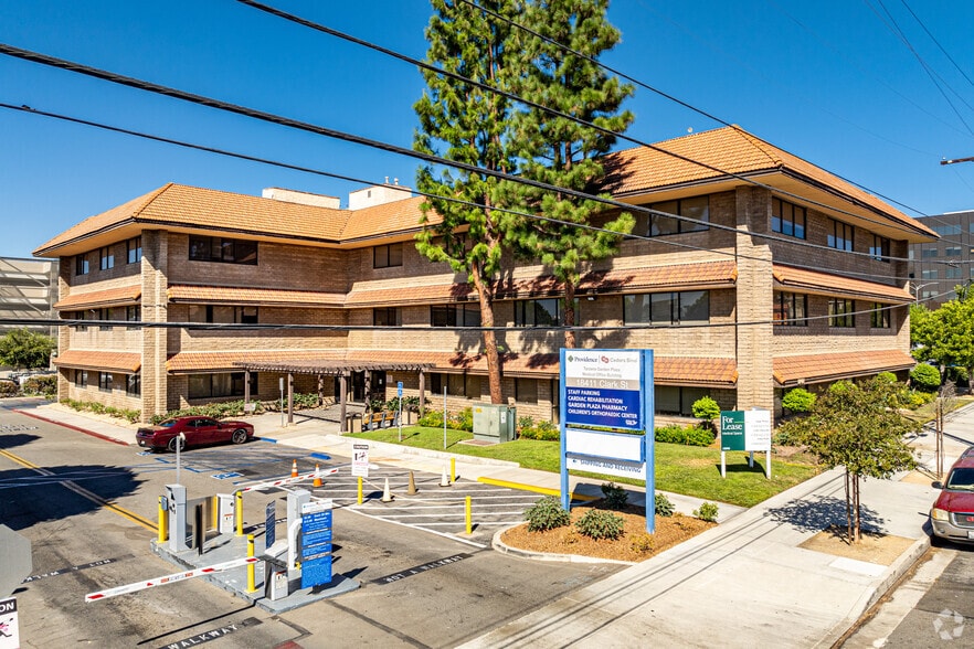 18411 Clark St, Tarzana, CA for lease - Primary Photo - Image 1 of 6