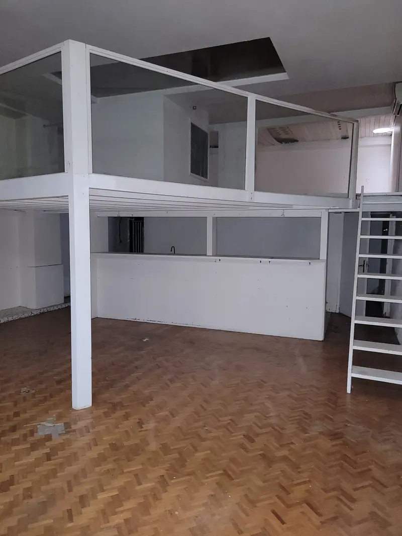 Retail in Lyon for lease Interior Photo- Image 1 of 4