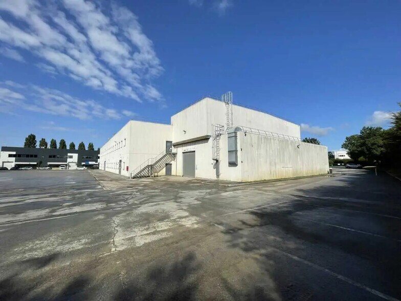 Office in Roissy-en-France for lease - Building Photo - Image 3 of 12