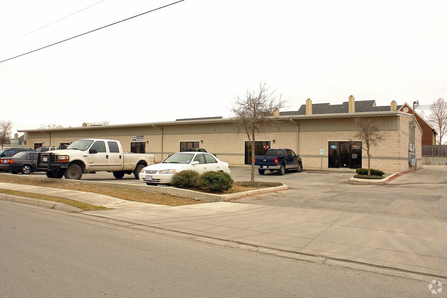 10740 Hillpoint, San Antonio, TX for lease - Primary Photo - Image 1 of 3