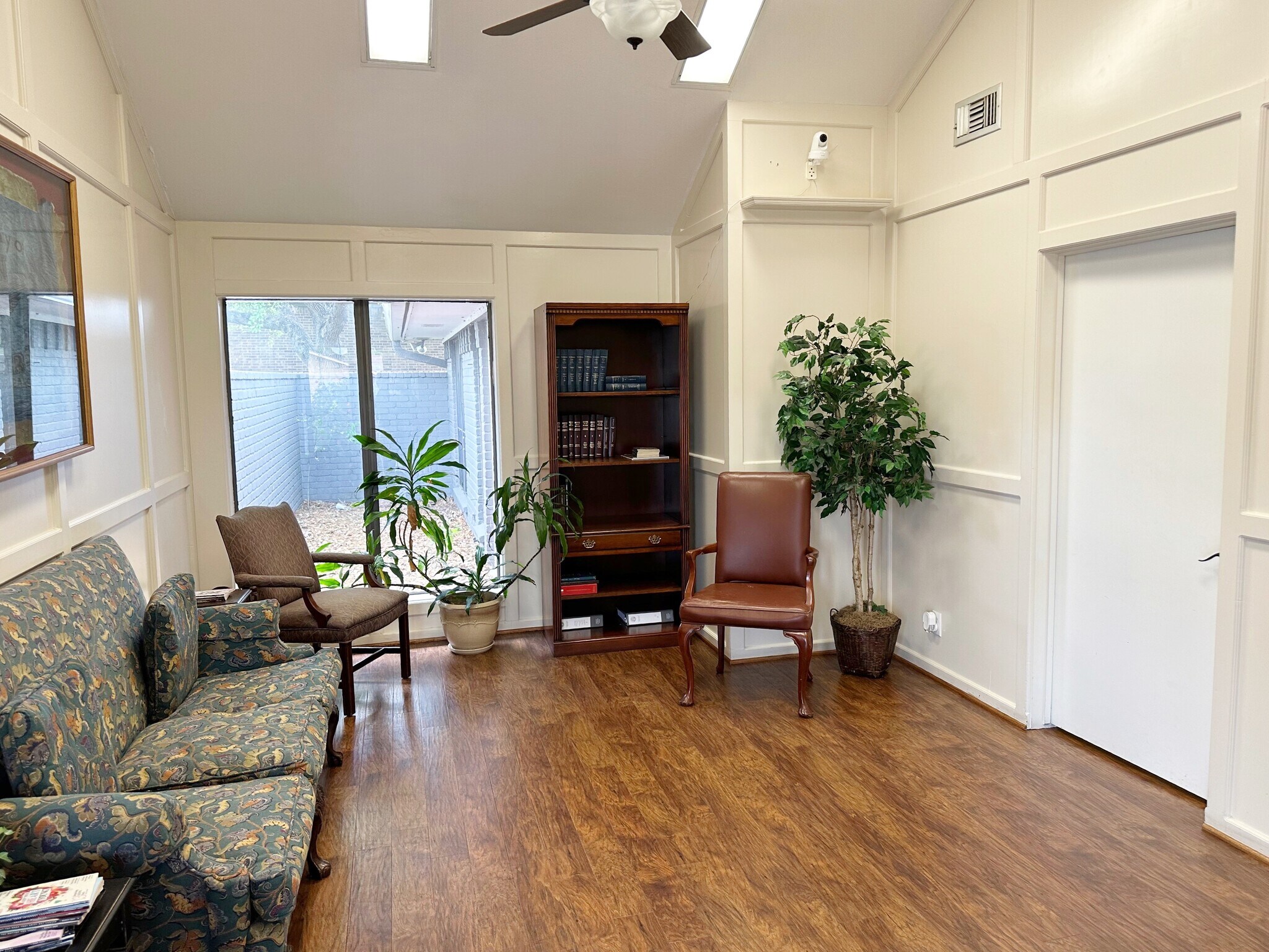 609 E Mockingbird Ln, Victoria, TX for sale Interior Photo- Image 1 of 1