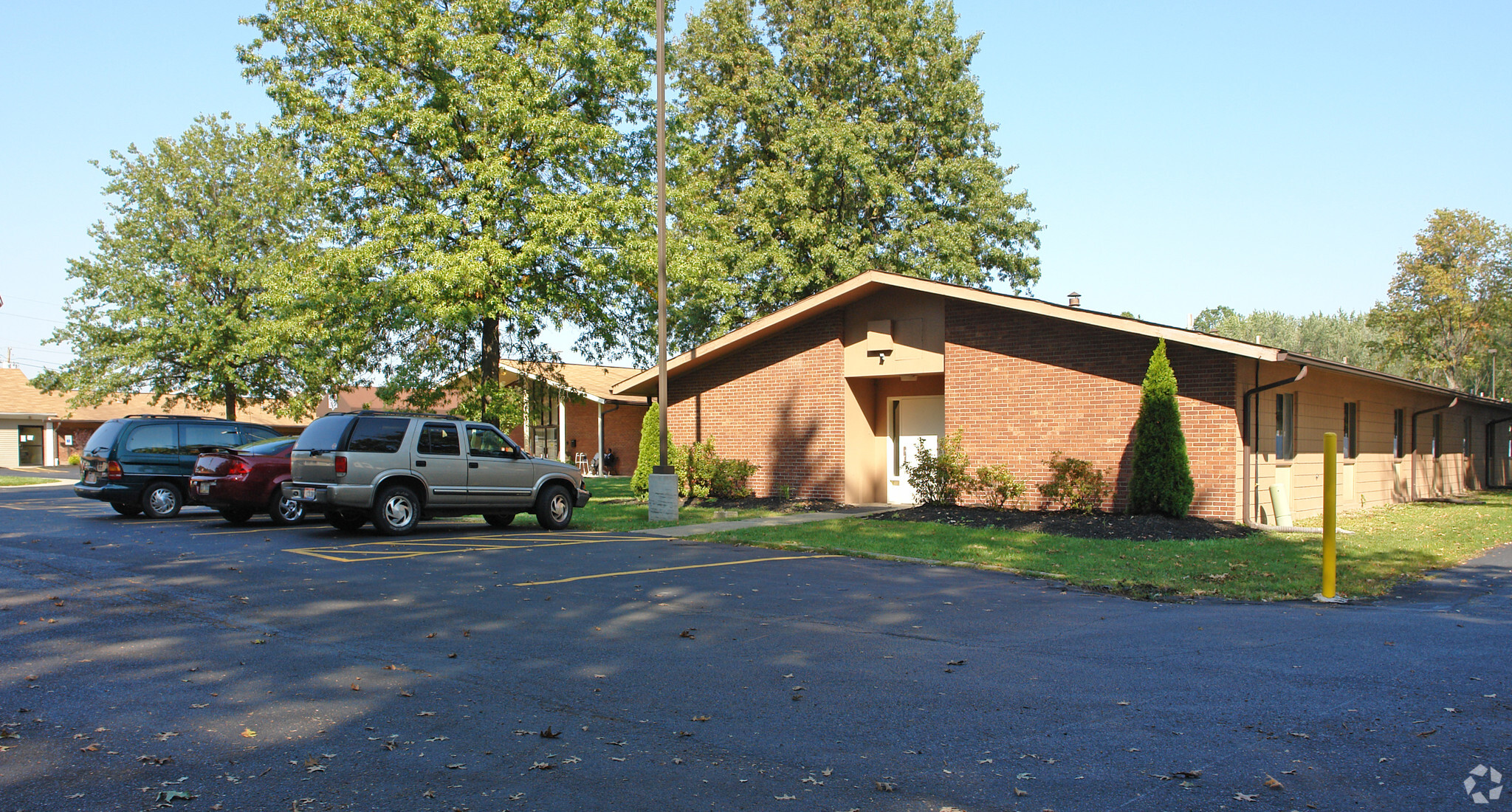 196 Colonial Dr, Youngstown, OH for sale Primary Photo- Image 1 of 1