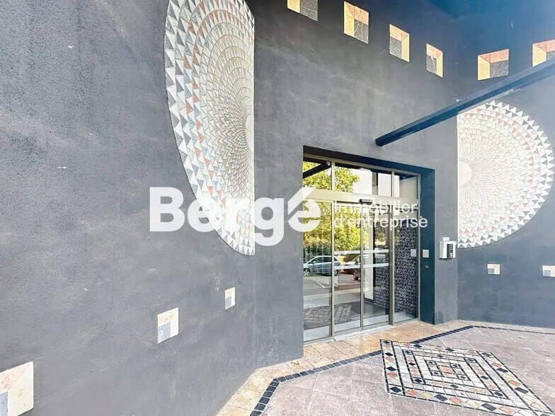 Office in Le Cannet for sale - Lobby - Image 3 of 12