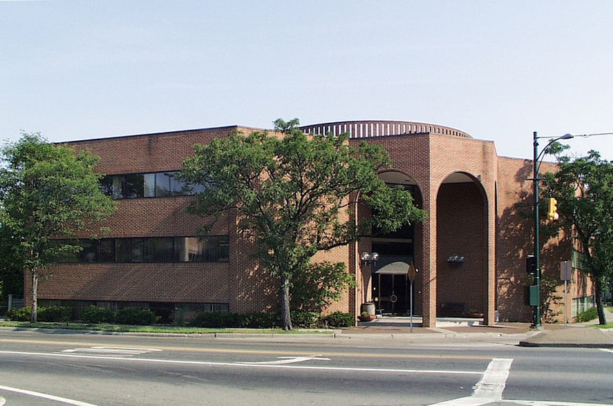 400 W Maple Rd, Birmingham, MI for lease - Building Photo - Image 2 of 5