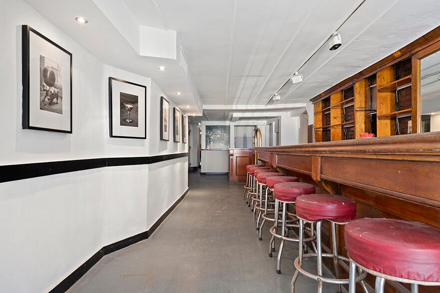 351-353 E 62nd St - Manhattan NYC portfolio of 2 properties for sale on LoopNet.com - Interior Photo - Image 2 of 13