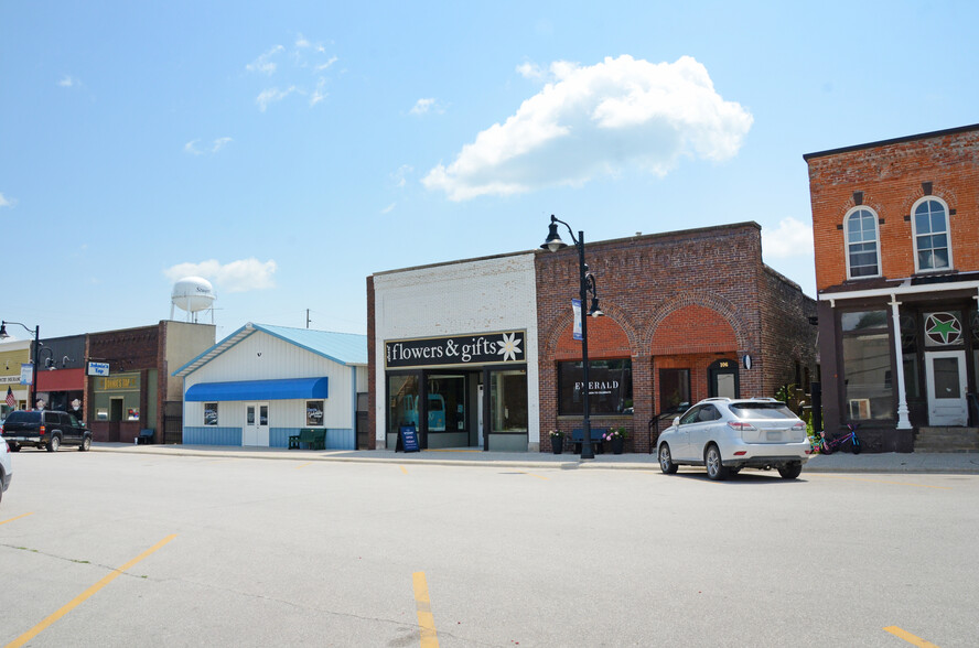 106 NE 2nd St, Stuart, IA for sale - Primary Photo - Image 1 of 14