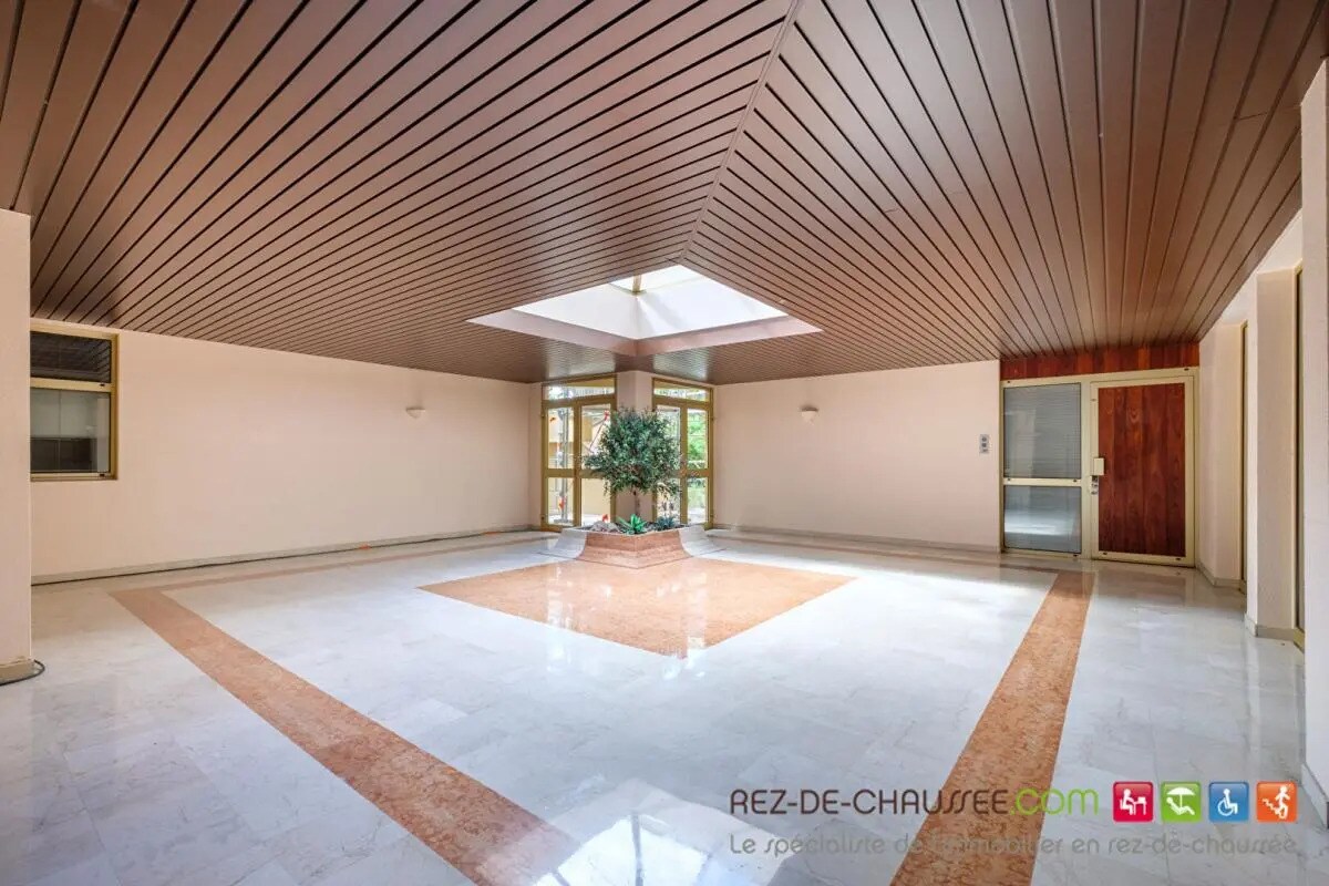 Office in Lyon for sale Building Photo- Image 1 of 11