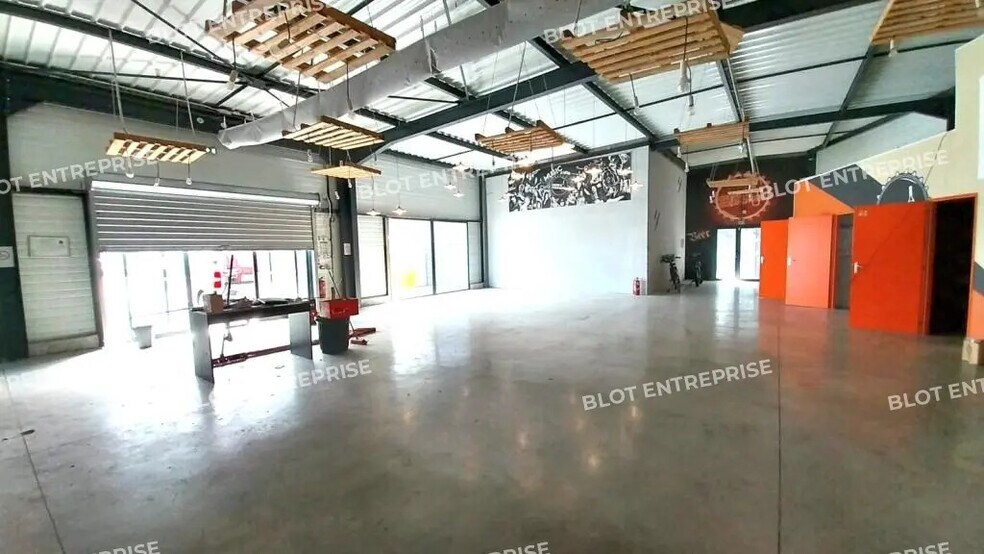 Retail in La Richardais for lease - Interior Photo - Image 2 of 7