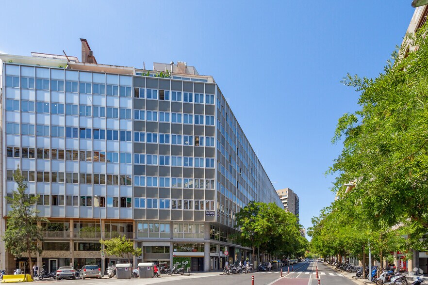 Office in Barcelona, Barcelona for lease - Building Photo - Image 3 of 3