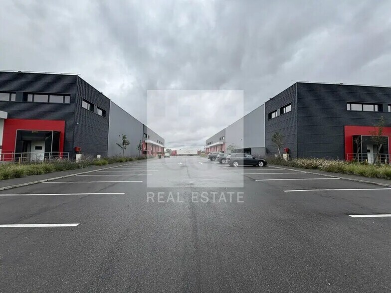 Flex in Heyrieux for lease - Building Photo - Image 1 of 24