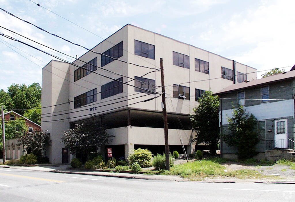 669 Broad Ave, Ridgefield, NJ 07657 Office/Medical for Lease