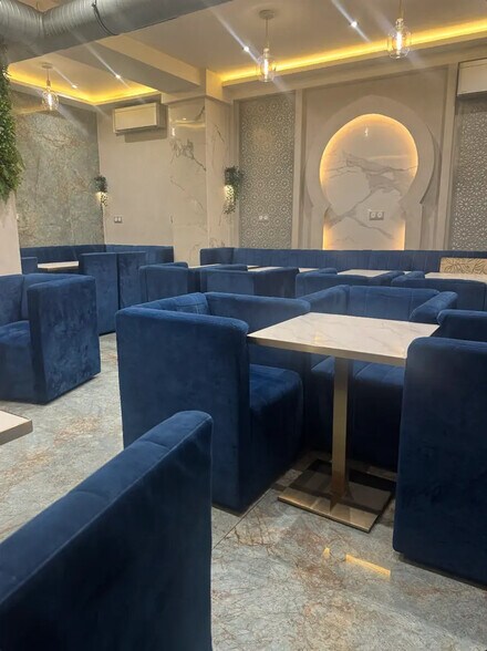 Retail in Paris for lease - Interior Photo - Image 2 of 8