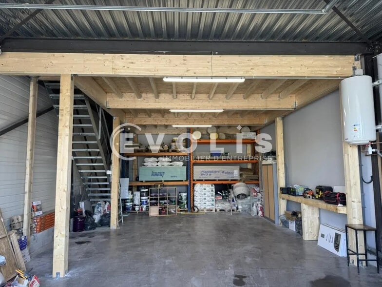 553 Rue Du Chat Botte, Beynost for lease - Interior Photo - Image 2 of 14