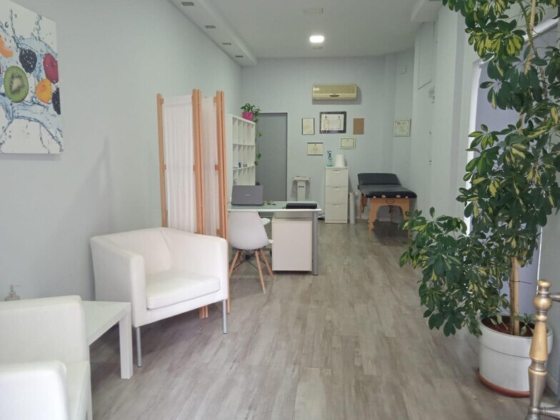 Retail in Cáceres, Cáceres for lease - Building Photo - Image 3 of 5