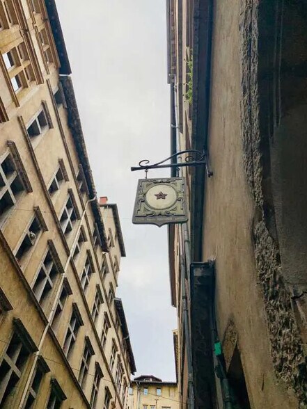 Office in Lyon for lease - Building Photo - Image 3 of 8