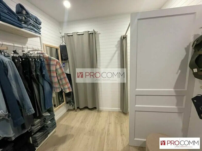 Retail in Chartres for lease - Interior Photo - Image 2 of 3