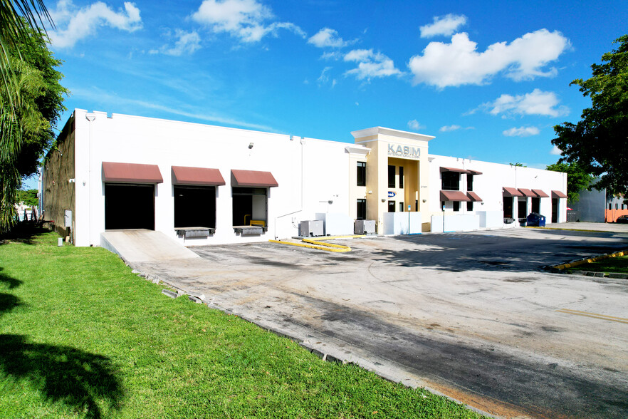 2797 NW 105th Ave, Miami, FL for lease - Building Photo - Image 2 of 19