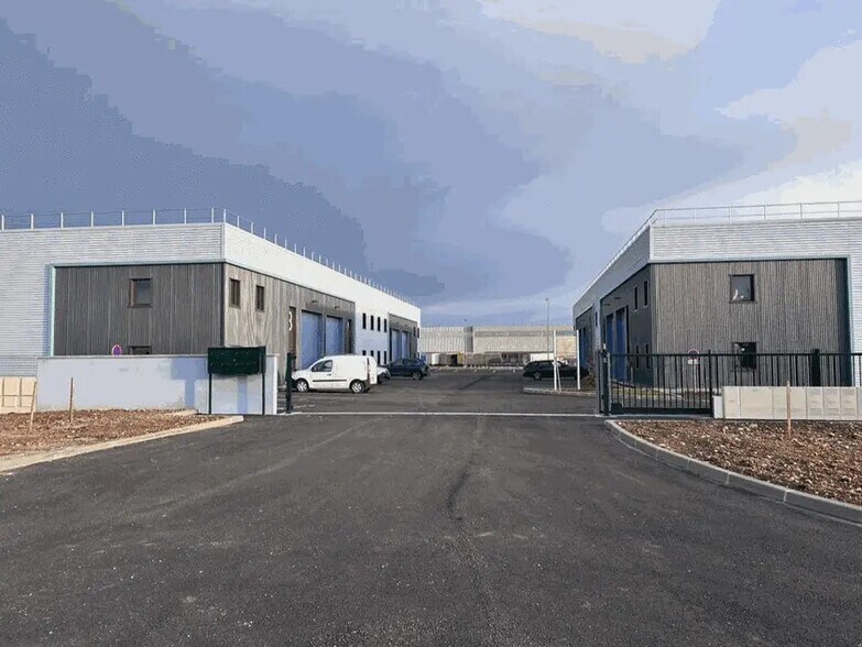 Flex in Saint-Vulbas for sale - Building Photo - Image 2 of 8