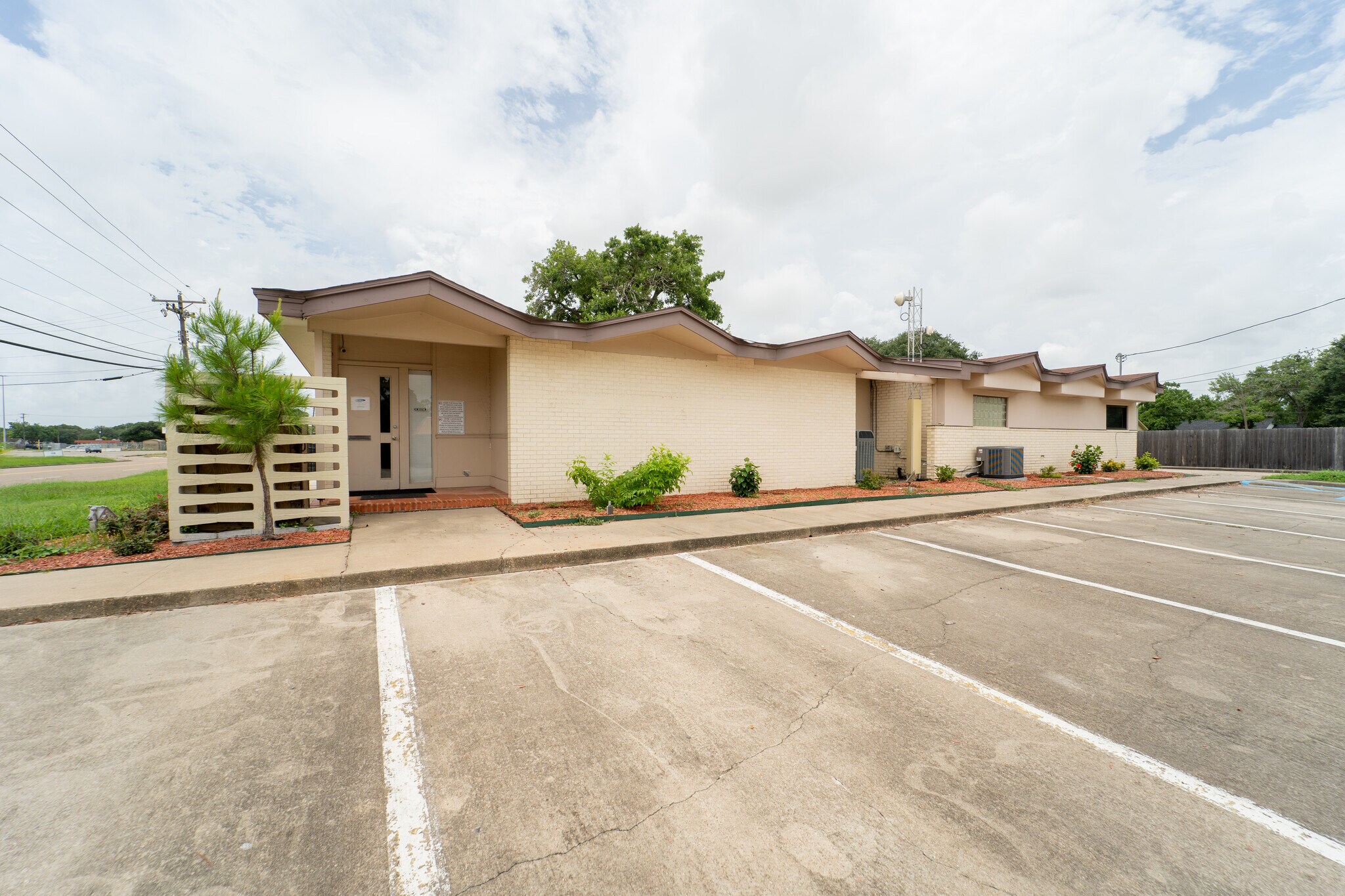 1412 E Red River St, Victoria, TX for sale Primary Photo- Image 1 of 1