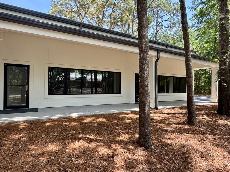 70 Capital Dr, Hilton Head Island, SC for sale - Building Photo - Image 2 of 13