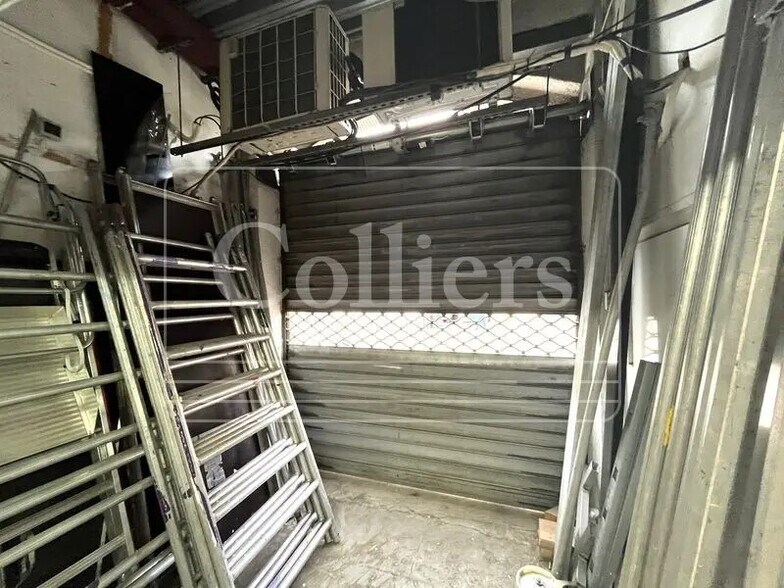 Flex in Marseille for lease - Interior Photo - Image 2 of 5