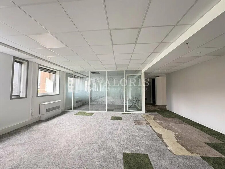 Office in Lyon for lease - Interior Photo - Image 2 of 11