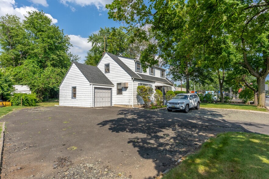 2429 Vauxhall Rd, Union, NJ 07083