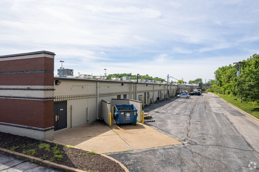 2115-2161 Barrett Station Rd, Des Peres, MO for lease - Building Photo - Image 3 of 7