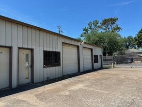 1730 Elmview Dr, Houston, TX for lease Building Photo- Image 1 of 6