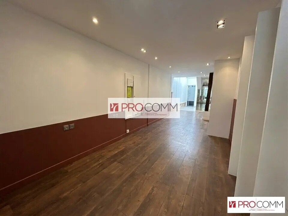 Retail in Chartres for lease Interior Photo- Image 1 of 6