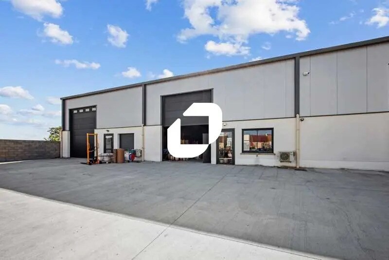 Office in Limours for lease Building Photo- Image 1 of 15