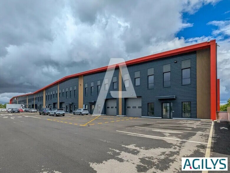 Flex in Élancourt for lease - Building Photo - Image 1 of 12