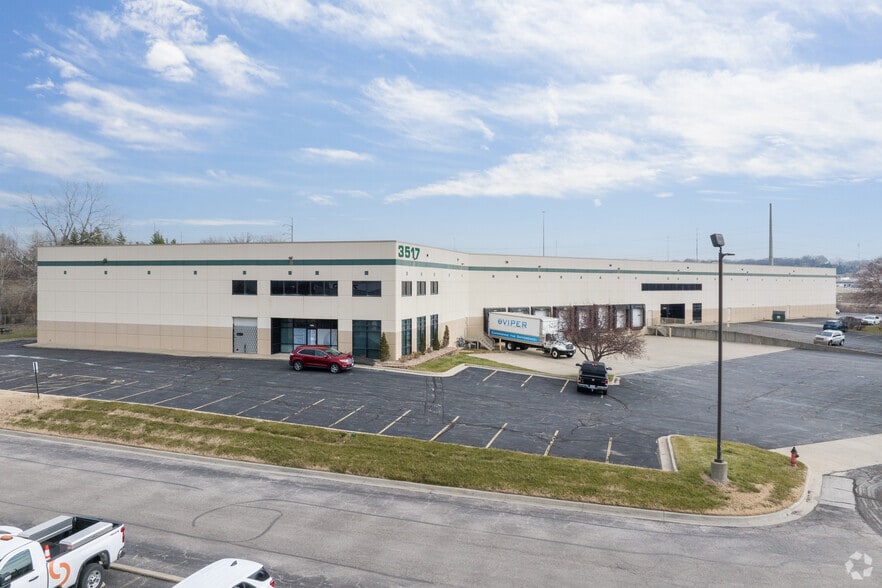 3517 Enterprise Dr, Kansas City, MO for lease - Building Photo - Image 3 of 8