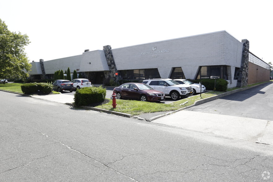 220-224 Sherwood Ave, Farmingdale, NY for lease - Primary Photo - Image 1 of 4