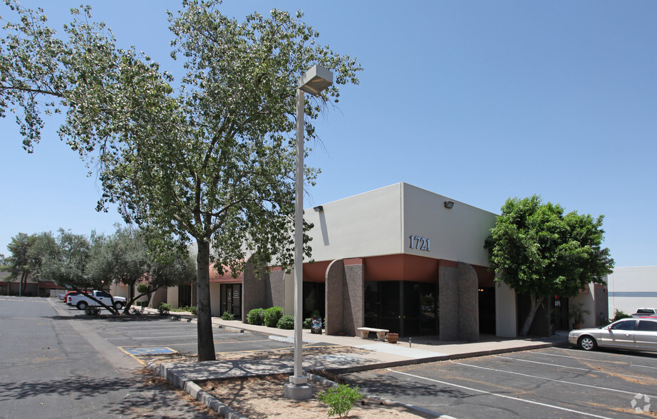 1721 W Rose Garden Ln, Phoenix, AZ for lease - Primary Photo - Image 1 of 4