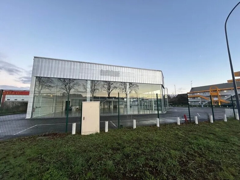 Retail in Saint-Quentin for sale - Building Photo - Image 3 of 11