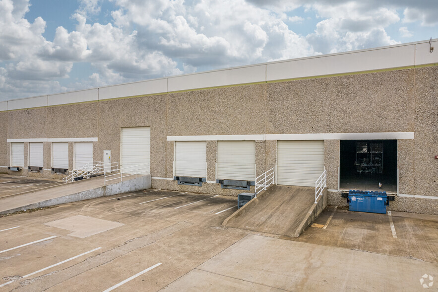 2425 Camp Ave, Carrollton, TX for lease - Building Photo - Image 3 of 7