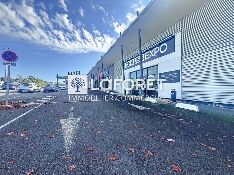 Retail in for sale - Building Photo - Image 1 of 7