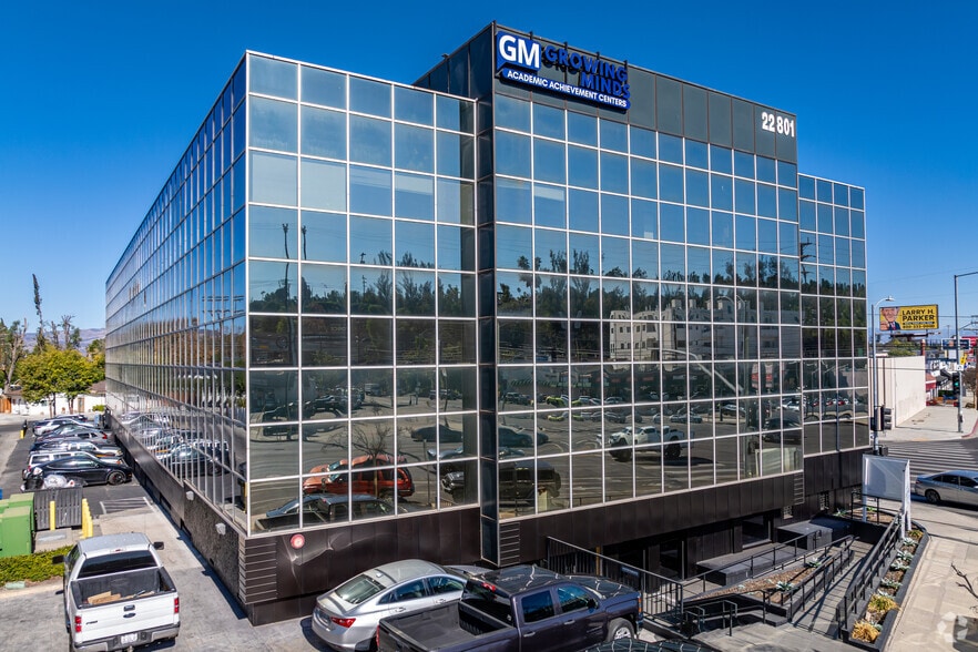 22801 Ventura Blvd, Woodland Hills, CA for lease - Building Photo - Image 2 of 20