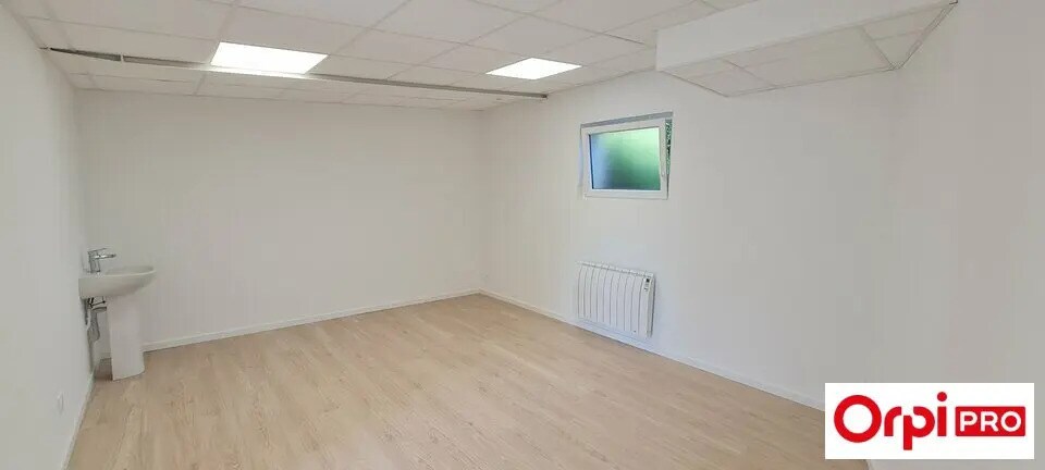 Office in Plérin for lease Interior Photo- Image 1 of 7