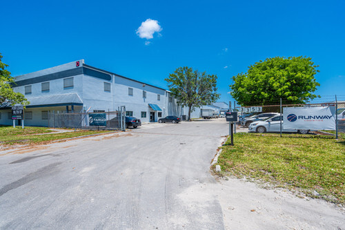 3353 NW 74th Ave, Miami, FL for lease - Building Photo - Image 2 of 41