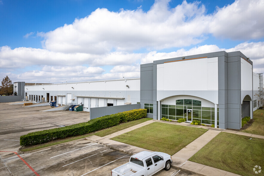 10650 W Airport Blvd, Stafford, TX for lease - Primary Photo - Image 1 of 6