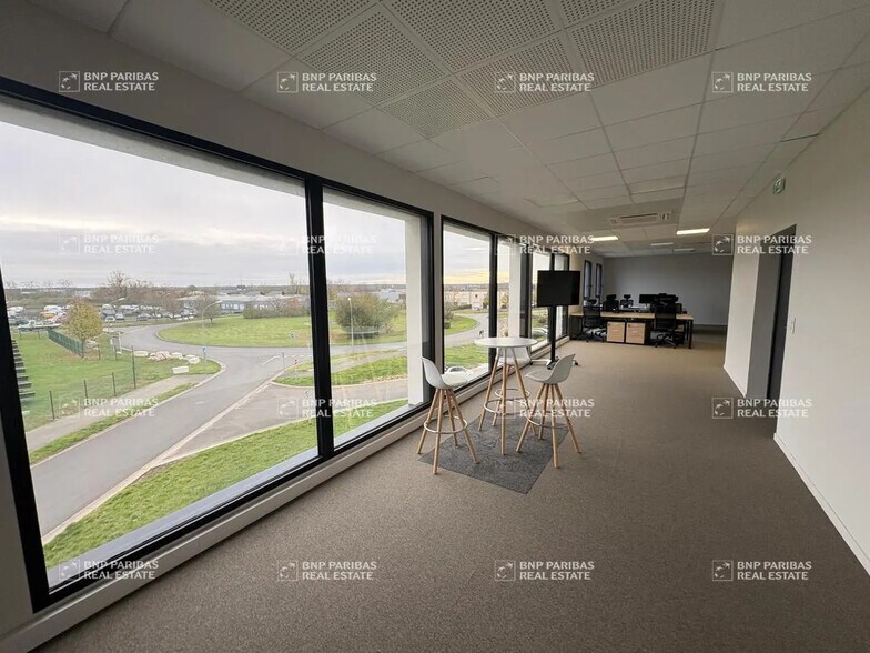 Office in Chargé for lease - Interior Photo - Image 1 of 13